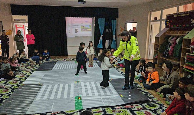Polisler anaokulu öğrencilerini trafik hakkında bilgilendirdi