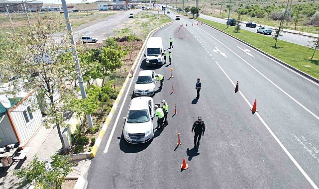 Polislerden sürücülere ceza değil 'şeker'