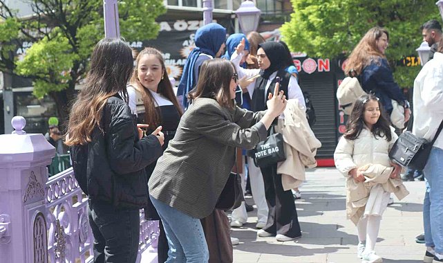Porsuk Çayı'ndaki köprüde fotoğraf çekenler yoğunluk oluşturdu