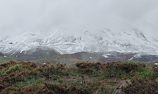 Pülümür'ün yüksek kesimleri beyaza büründü