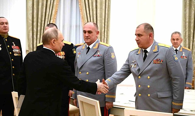 Putin: "Askerlerimizin üstünde sinek gibi insansız hava araçları uçuyor"