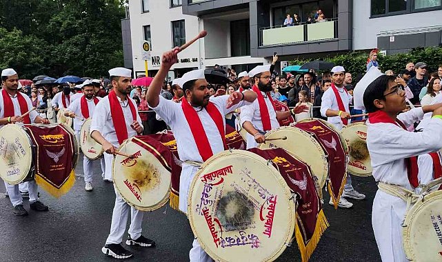 "Berlin Kültürler Karnavalı" renkli görüntülere sahne oldu