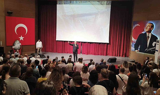 "Cumhuriyet Yolunda" Ceyhan'da izleyiciyle buluştu