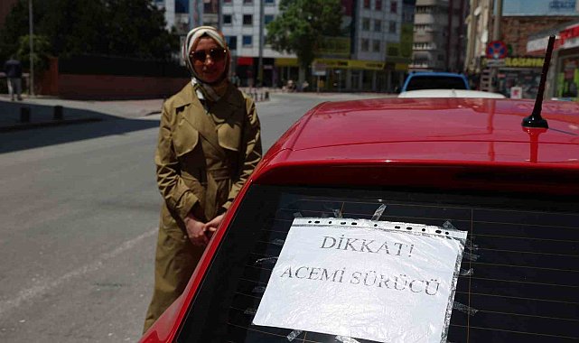 "Dikkat acemi sürücü" yazısıyla dikkat çekiyor