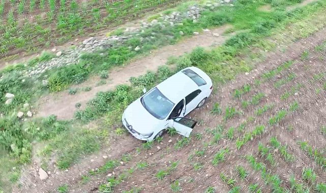 &quot;Dur&quot; ihtarına uymayarak tarlaya kaçan otomobilden 19 bin adet uyuşturucu hap çıktı