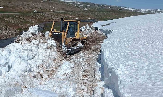 "Kar Kaplanları" bahar ayında kar temizliğinde