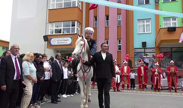 "Tarih Yazan Çocuklar Projesi" kapsamında öğrenciler, Türk tarihinde önde gelen isimleri canlandırdı