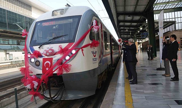 "Tenezzüh Treni", 90 yıl sonra "Tuz Ekspresi" olarak Çankırı seferlerine başladı