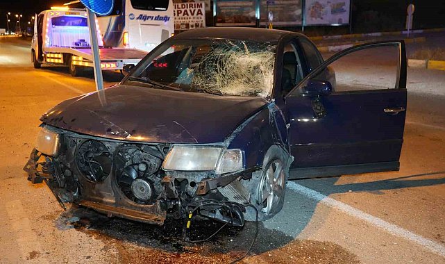 Refüje çarpan otomobil metrelerce sürüklendi: 2 yaralı