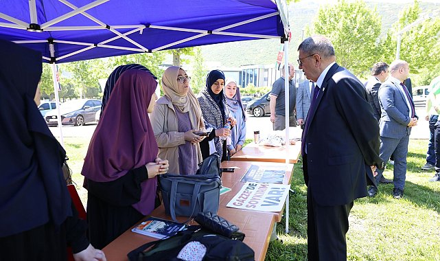 Rektör Kutluhan PAÜ'de kurulan Filistin'e destek çadırlarını ziyaret etti