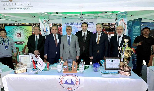 Rektör Prof. Dr. Fatih Altun, Niğde Üniversite Tanıtım Fuarı&#039;nda öğrencilerle iç içe