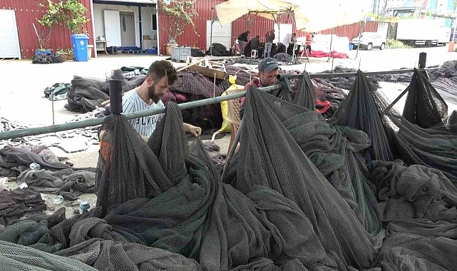 Rizeli balıkçılar ağlarının ve teknelerinin bakımlarını yapmayı sürdürüyor