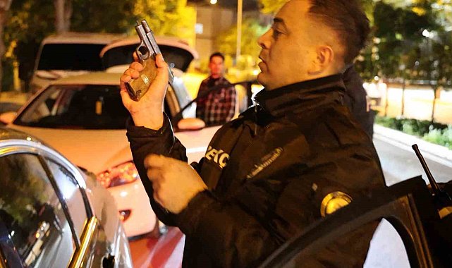 Ruhsatsız tabanca ile yakalandı, kelepçe takılınca gülerek polis aracına gitti