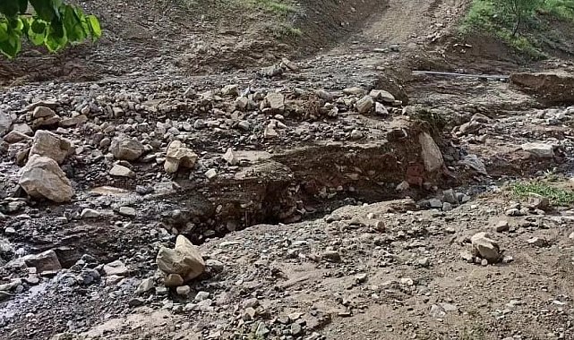 Sağanak sonrası köy yolu çöktü