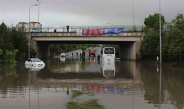 Sağanak yağış su taşkınlarına neden oldu, araçlar mahsur kaldı