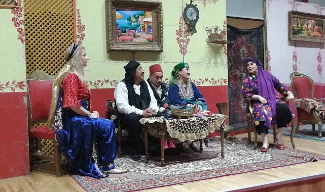 Sağlık çalışanları, Dünya Hemşireler Günü dolayısıyla tiyatro sahnesine çıktı