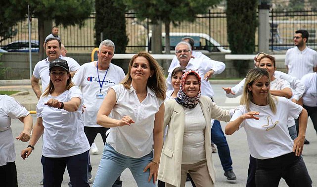 Sağlık çalışanları hastane bahçesinde spor yaptı