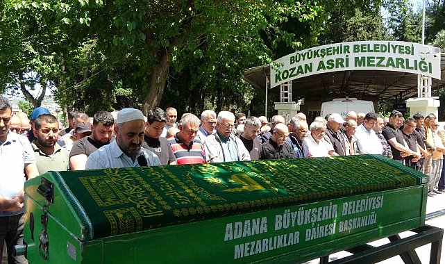 Sağlık çalışanlarına kürekle saldıran genç ölen babasının cenazesine katıldı