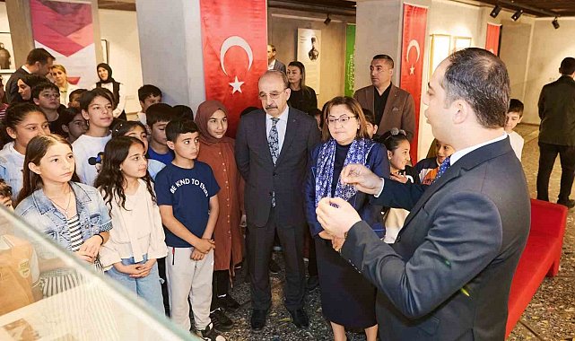 Şahin, çocuklarla Medine kahramanı Fahreddin Paşa'yı anlatan sergiyi gezdi
