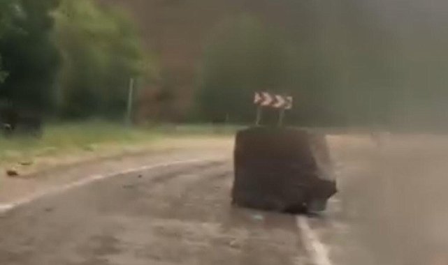 Saimbeyli'de 4 öğretmenin vefat ettiği yola yine kaya düştü