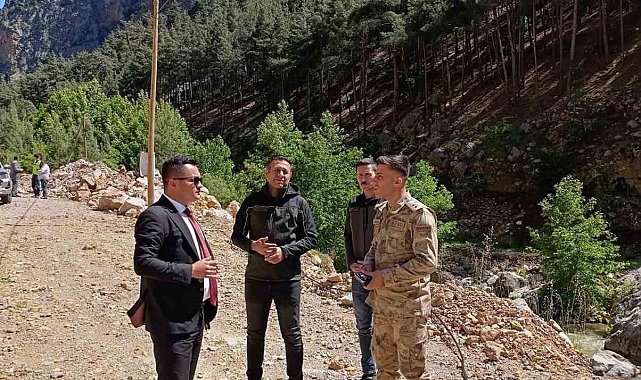 Saimbeyli'de kaya düşen yolda inceleme