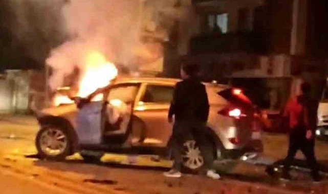 Sakarya'da korkutan kaza: Kafa kafaya çarpışan SUV araç alev aldı