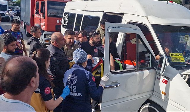 Sakarya'da otomobil ile minibüs kafa kafaya çarpıştı: 4 yaralı