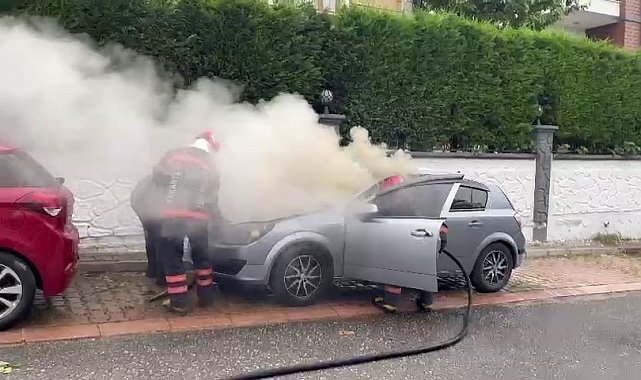 Sakarya'da park halindeki otomobil alev aldı