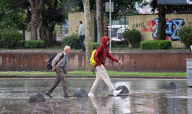 Sakarya'da yağmura hazırlıksız yakalananlar ıslanmaktan kaçamadı