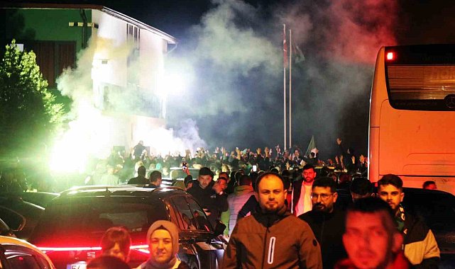 Sakaryaspor'un final coşkusu sokaklara sığmadı