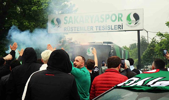 Sakaryasporlu taraftarlar, takımı derbiye meşale ve tezahüratlarla uğurladı