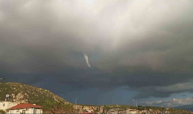 Samandağ'da hortum cep telefonu kamerasına yansıdı