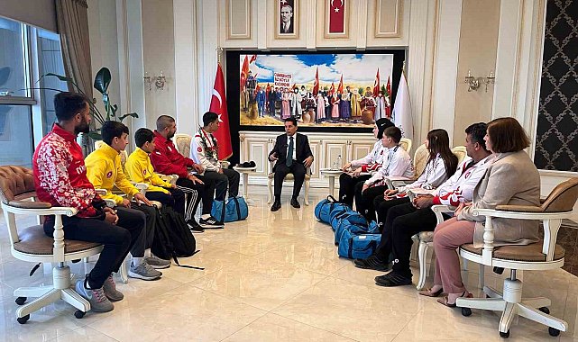 Şampiyon sporcular Esenyurt Belediyesi'ni ziyaret etti