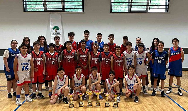 SANKO Okulları basketbol takımlarının şampiyonluk sevinci