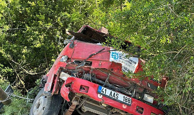 Sarıyer'de bariyerleri aşan vinç şarampole uçtu: 2 yaralı