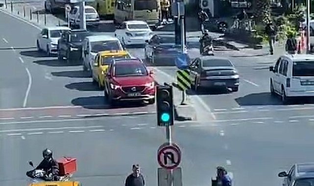 Sarıyer'de "insanlık ölmemiş" dedirten görüntü kamerada: Trafiğin ortasında kalan tekerlekli sandalyeli adamın yardımına koştu
