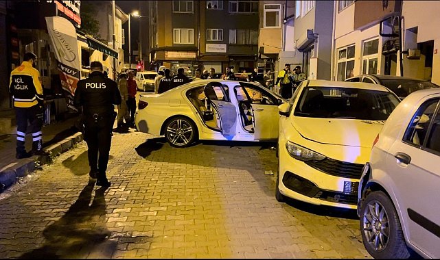 Sarıyer&#039;de uygulamadan kaçan otomobil sürücüsü, park halindeki araçlara çarptı: 2 yaralı