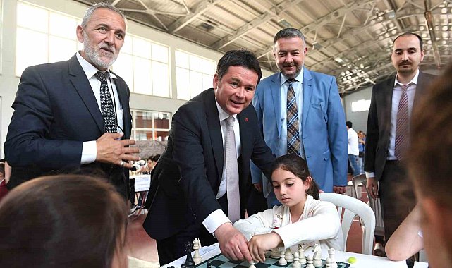 Satranç turnuvasında ilk hamle Başkan Aydın'dan