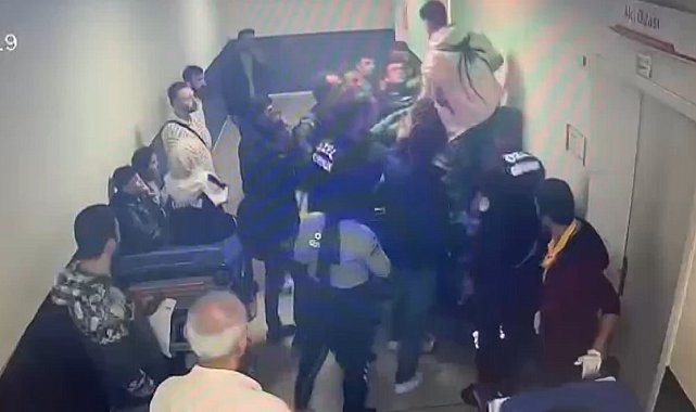 Sedyeden kalktı, doktora saldırdı