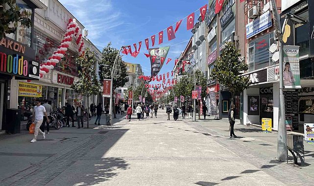 Şehrin en işlek caddesi boks ringine döndü: O anlar kamerada