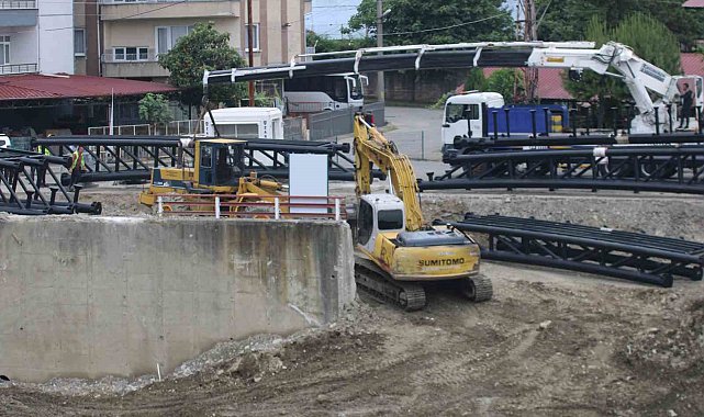 Sel felaketinde yıkılan asma köprünün yerine yeni köprü kuruluyor