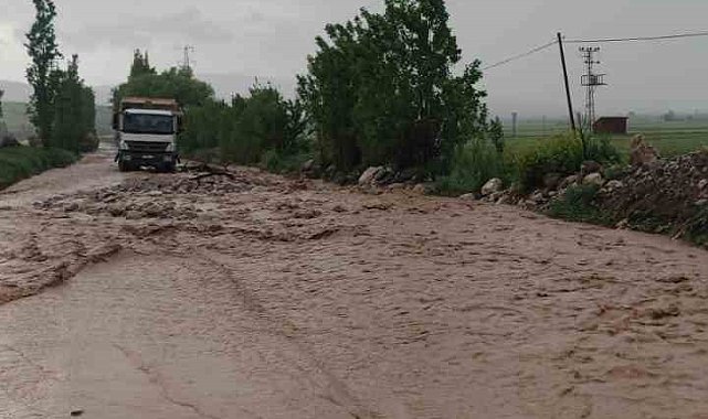 Sel sularının ortasında mahsur kaldı