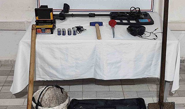 Selçuklu mezarlığında define arayan 3 kişi fotokapana yakalandı