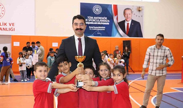 Selendi'de 'Geleneksel Çocuk Oyunları' ödül töreni yapıldı