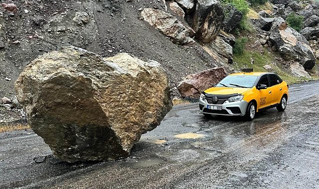 Şemdinli-Derecik yoluna kaya düştü, taksi şoförü son anda kurtuldu