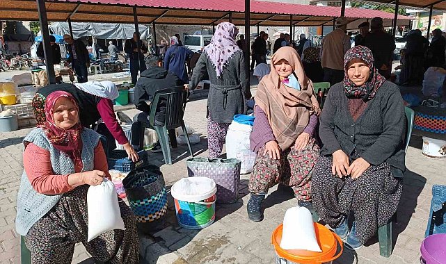 Semt pazarında satılan yöresel ürünlere yoğun talep