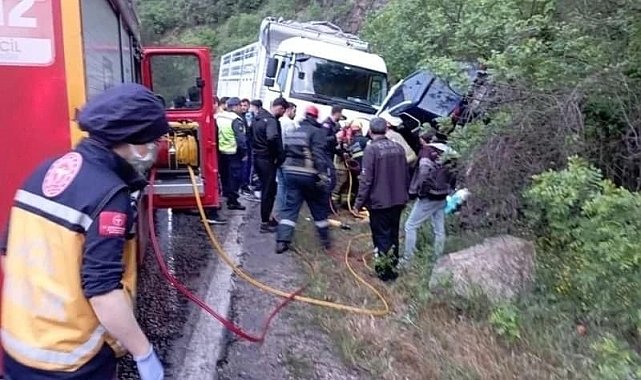 Şerit ihlali yapan kamyon 2 aracı biçti, anne ve oğlu can verdi
