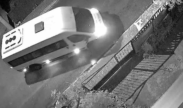 Servis aracı ile apartmanın önünden çöp bidonu çaldılar: O anlar kamerada