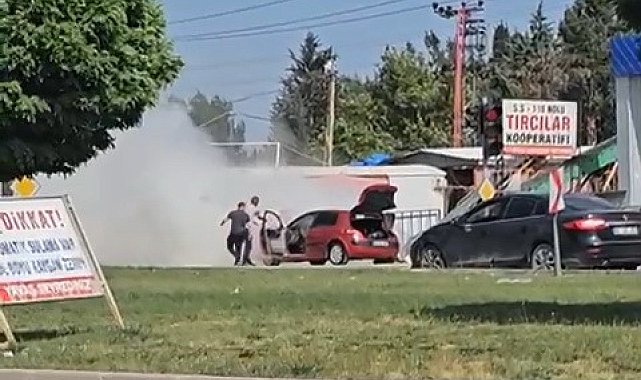 Seyir halindeki otomobil alev aldı