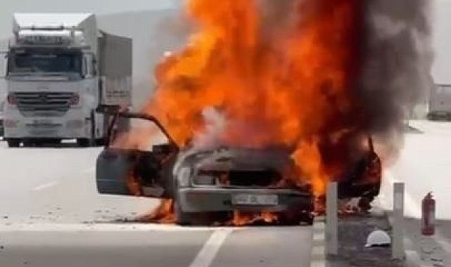 Seyir halindeki otomobil alev alev yandı